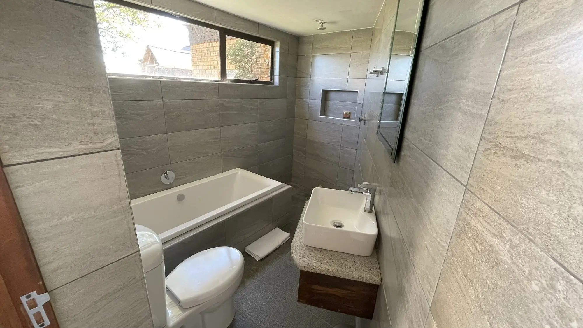 King/Twin Dam-facing Room — photo 8